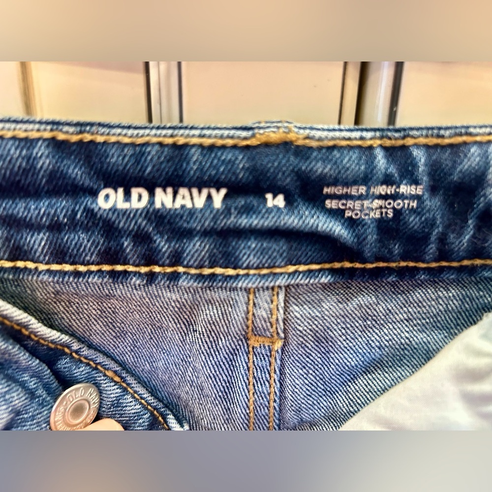 Old Navy women's blue denim midi skirt featuring a raw hem front slit size 14 - Picture 4 of 6